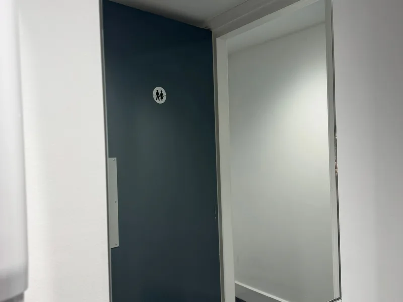 Washroom mirror - streak-free