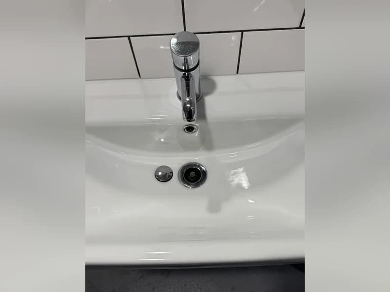 Office washroom - spotless